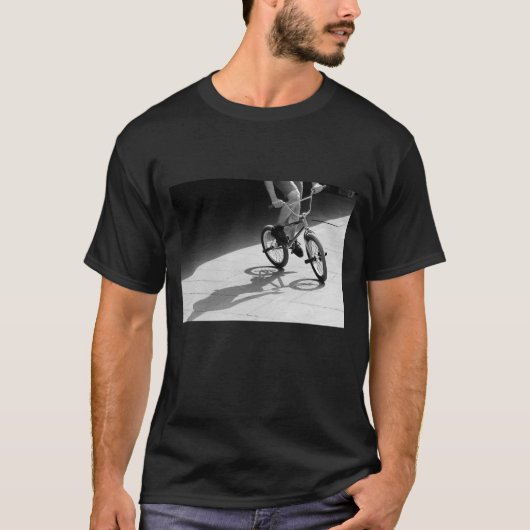 bmxバイクグランジ白黒写真 tシャツ (正面)