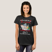 Board The Ship It's A Family Christmas Cruise 2025 Tシャツ (正面フル)
