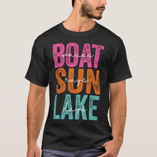 Boat Waves Sun Rays Lake Day Retro Summer Vacation Tシャツ (正面)