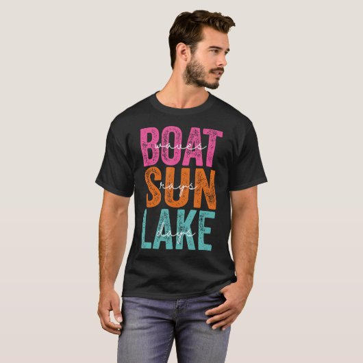 Boat Waves Sun Rays Lake Day Retro Summer Vacation Tシャツ (正面フル)