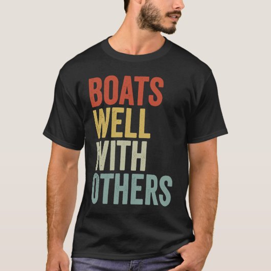 Boats Well with Others  Boating Vacation Tシャツ (正面)