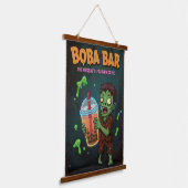 Boba Bar – 不死者のお気に入りのドリンク！ 吊り下げ型タペストリー (傾斜あり)