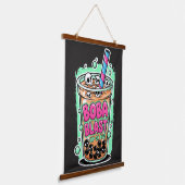 Boba Blast – Sip or Die! 吊り下げ型タペストリー (傾斜あり)