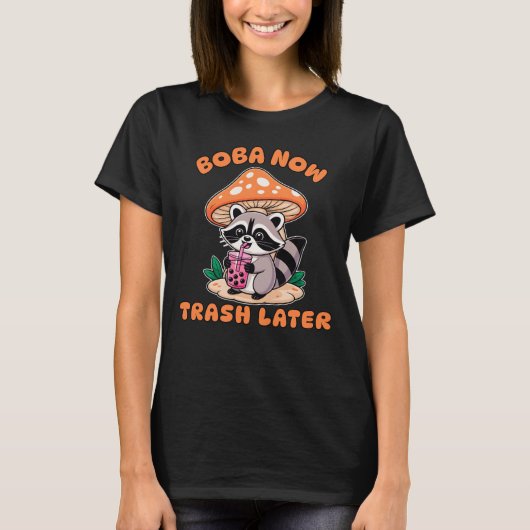 Boba Now Trash Later, Cute Raccoon Drinking Bubble Tシャツ (正面)
