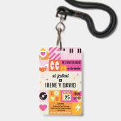 Boda Festivalera Naranja y Rosa Retro WedFest バッジ (正面（ネックストラップ付）)