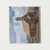 Bodieのゴーストタウン教会曇り空 タペストリー (正面)