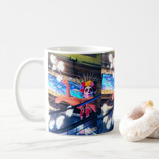 Bogotá Fire Dancer コーヒーマグカップ (ドーナツ)