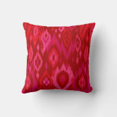 Bohoのシックで赤いピンクの赤紫のイカットの種族のタペストリー クッション (裏面)