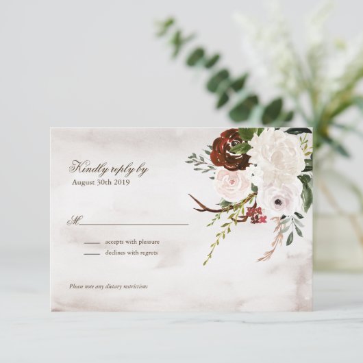 Bohoの素朴な木及びバーガンディの花のばら色の結婚式 出欠カード (スタンド正面)