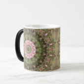 Bohoの花の民族の万華鏡のように千変万化するパターン、ピンクの緑のブラウン モーフィングマグカップ (正面左)
