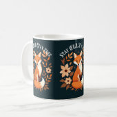 Bohoキツネ"Stay Wild, Stay Free"ウッドランドダーク コーヒーマグカップ (正面左)