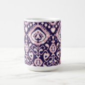 Bohoシックなピンクとネイビーのイカットの部族柄 マグカップ (中央)