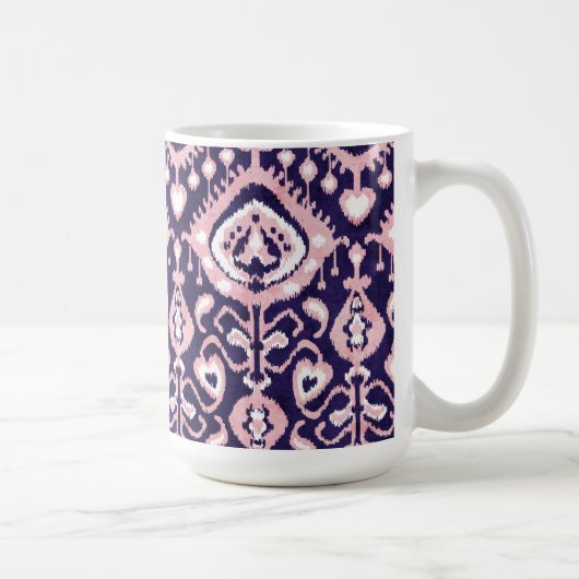 Bohoシックなピンクとネイビーのイカットの部族柄 マグカップ (右)