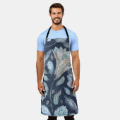 Bohoシックな羽の花：水色ダークブルーP エプロン (着用した状態)