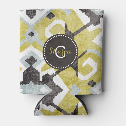 Bohoシック黄色イカットの部族模様モノグラム 缶クーラー (正面)
