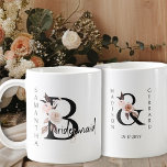 Bohoフローラレター花嫁メイド コーヒーマグカップ<br><div class="desc">結婚式の感謝していパーティーあなたの花嫁のためにパーソナライズする必要がある。Bridesmaidはニュートラルbohoフローラ文字と手書きスクリプトで文字を入力。また、新郎新婦の名前とその日付を追加することもでき結婚る。この日付は、フローラのアンパサンドを調整するフレームである。素敵な結婚式の記念ギフトと秋の結婚式、フローラ、ボー結婚ー庭園の結婚式やニュートラルのカラーパレッ自然トを持つ結婚任意のテーマに最適。</div>
