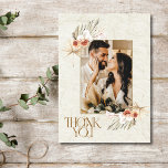 Bohoフローラ写真結婚のサンキューカード サンキューカード<br><div class="desc">祝愛とお礼に表現のBohoフローラ写真のサンキューカード結婚を感謝する。この美しくデザインされたカードは魅力的、あなたのメッセージにwhimsyとエレガンスのtouchを追加するボヘミアンフローラデザインを備えている。あなたの写真のためのカスタマイズ可能な宇宙は、あなたの結婚式の日から特別な瞬間を共有することができ、各カードと個人ユニークを作る。あなたはお客感謝してい様の臨場感、プレゼント、サポートなど、スタイルの中で感謝の気持ちを表すのに最適な方法である。あなたの特別な日の本質を捉えるこの絶妙なカードで愛と感謝を広げる。</div>