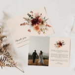 Bohoフローラ写真結婚のサンキューカード サンキューカード<br><div class="desc">ボホ表現バルガンディフローラ写真のサンキューカードに感謝結婚の意を表す。美しいフローラデザインと写真の宇宙を備えお気に入りのた結婚、このカードはボホの魅力と個人のtouchを組み合わせている。Matching items in our Autumn Elegance秋フローラ結婚ズコレクション – Cavaパーティーデザイン</div>