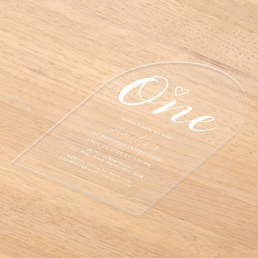 Bohoモダンハートホワイトスクリプト最初の誕生日 アクリル招待状 (レイダウン)