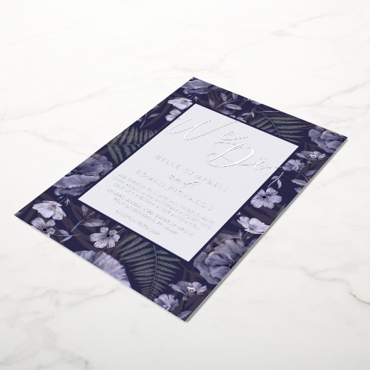 Bohoワイルドフラワーパープル&シルバースクリプト結婚ズ 箔招待状 (回転した状態)