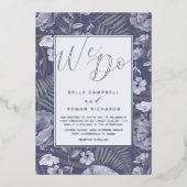 Bohoワイルドフラワーパープル&シルバースクリプト結婚ズ 箔招待状 (正面)