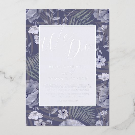 Bohoワイルドフラワーパープル&シルバースクリプト結婚ズ 箔招待状 (正面)