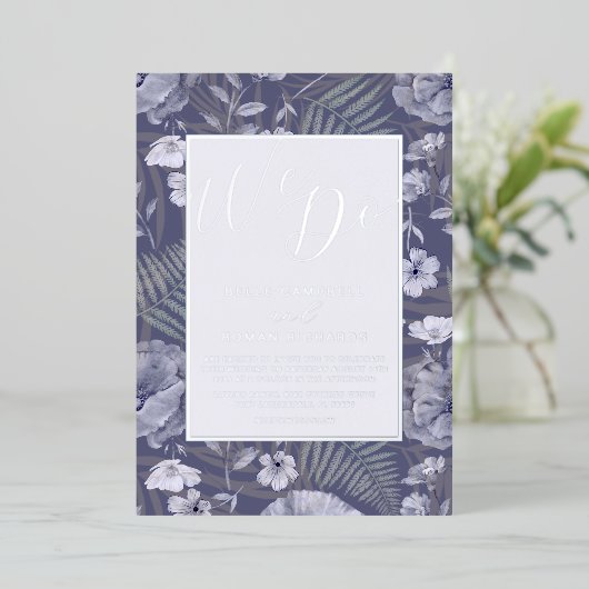 Bohoワイルドフラワーパープル&シルバースクリプト結婚ズ 箔招待状 (立ち正面)