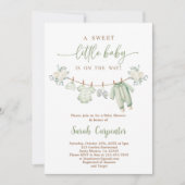 Boho赤ちゃんシャワー少年、セージ緑の赤ちゃん服 招待状 (正面)