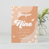 Boho 9誕生日デイジーフローラGroovy 70のパーティー 招待状 (スタンド正面)