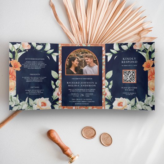 Boho Arch自然フローラネイビーブルーQRコード結婚ズ 三つ折り招待状