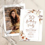 Boho Arch Terracotta写真30th Birthday 招待状<br><div class="desc">テラコッタの30歳の誕生日パーティの招待状は、カードの背面に写真とオレンジと白を燃やした。手モダンの植物性のアクセントと美し色彩の鮮やかいミニマリストのデザイン。機能パンパスグラス葉、バラ、ハートとタイポグラフィスクリプトのフォント。トレンディーボヘミア風の砂漠のテーマは、秋、冬、春、夏に最適。印刷された招待状および/または即時ダウンロードのデジタルテンプレートを選択できる。毎日のスタイリッシュお祝いに最適</div>