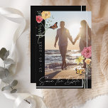 Boho Black Wildflowers写真Save the Date セーブザデート<br><div class="desc">ワイルドフラワーブラックフォトデイトカードを保存。このフローラ、暗い審美的、野花結婚で、写真を保存する日付カードを保存し、白いタイポグラフィかわいらし、カップルの写真と一緒に印象的な黒い背景の上に、美しいピンクと黄色の野生の花や蝶に囲まれ、カードの背面にメッセージをパーソナライズできまパーソナライズされたす。この植物性スタイルは、日付のカードを保存します与えモダン、ボヘミアのフローラには、本当にピンク、黄色、黒感じ、または中性の花とフローラのブークと一致の装飾に囲まれた任意のワイルドフラワーのトーンを設定します。任意のボホ、ワイルドフラワーのお祝いに完璧な結婚追加。ザ・サンデー・コレクティブ©byレイチェル・ハンナ・ギー</div>