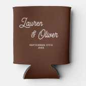 Boho Brown Script Minimalist Wedding 缶クーラー (正面)