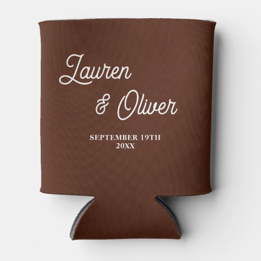 Boho Brown Script Minimalist Wedding 缶クーラー (正面)
