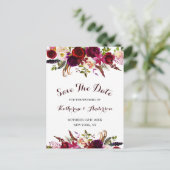Boho Burgundy Marsalaフローラ結婚式の日付を保存 案内ポストカード (スタンド正面)