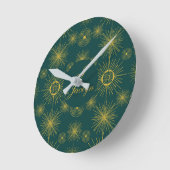 Boho Celestial Sun Stars Personalized Teal ラウンド壁時計 (傾斜)