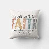 Boho Christian Walk by Faith Bible Verse Floral クッション (裏面)