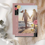 Boho Dusty Pink Wilflowers写真Save the Date セーブザデート<br><div class="desc">ワイルドフラワーズダスティピンク写真デイトカードを保存。このフローラ、ほこりっぽいピンク、ワイルドフラワー結婚は、写真は日付カードを保存しかわいらし、白いタイポグラフィ、印象的なバラ金ゴールドと黒い背景の上にスタイリッシュ、美しいピンクと黄色の野生の花と蝶に囲まれたカップルの写真と一緒にスタイリッシュにあなたの友人や家族を思い出させ、カード背面に出パーソナライズされた。この植物性スタイルは、日付のカードを保存します与えモダン、ボヘミアのフローラには、本当にピンク、黄色、黒感じ、または中性の花とフローラのブークと一致の装飾に囲まれた任意のワイルドフラワーのトーンを設定します。任意のボホ、ワイルドフラワーのお祝いに完璧な結婚追加。ザ・サンデー・コレクティブ©byレイチェル・ハンナ・ギー</div>
