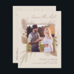 Boho Pampas Grass写真結婚式の日付を保存 案内ポストカード<br><div class="desc">ボホインスパイアーの結婚式はパンパの芝生と自然な色のデザインで日付のポストカードを保存して、ボヘミアンの計画を計画している自由奔放なカップルに最適結婚。写真カスタマイズと詳細と共に結婚。助もしけが必要か、カスタマイズの要連絡求を受け取ったら、下のボタンを使って私に。私は愛してい救済る。</div>