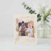 Boho Pampas Grass写真結婚式の日付を保存 案内ポストカード (スタンド正面)