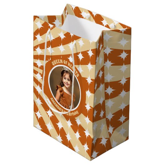 Boho Queen Ofハート誕生日パーティー写真 ミディアムペーパーバッグ (正面アングル)