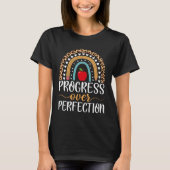 Boho Rainbow Progress Over Perfection Teacher Leop Tシャツ (正面)