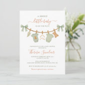 Boho Sage Green Clothesline Baby Shower 招待状 (スタンド正面)