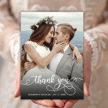 Boho Scriptモダン写真の結婚サンキューカード サンキューカード<br><div class="desc">ボホモダンシック書道ス結婚クリプトの写真サンキューカード。手スタイリッシュ結婚感謝していのレタリングタイポグラフィスクリプトで文字「ありがとう」と正面にフル垂直の写真を特集したsのテンプレートは、写真上の白いオーバーレイで尾のフォントをスワップしますお洒落。2枚の写真が入った両面カード。簡単にあなたの名前とメッセージ感謝していをパーソナライズする。ノートもしを手書きしたい場合は、サンプル文字を削除して宇宙を増やす。おもしし救済まは合わせ品連絡が欲しい！</div>