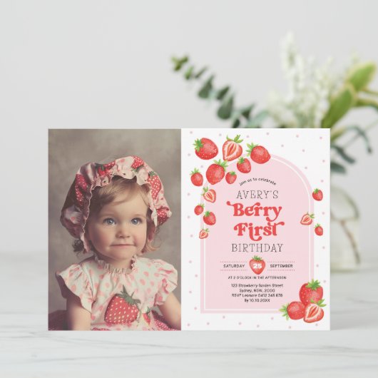 Boho Strawberry First 1st Birthday写真 招待状 (スタンド正面)