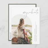 Boho Taupeグリーンミニマリストアーチ写真卒業 インビテーションポストカード (正面/裏面)