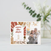 Boho Terracottaフローラ日付の写真結婚を保存 案内ポストカード (スタンド正面)