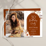 Boho Terracotta写真30th Birthday 招待状<br><div class="desc">写真30th Birthdayパーティの招待状in terracottaオレンジと白を燃やした。手モダンの植物のアクセントと色彩の鮮やかあなたの写真と美しいミニマリストのデザイン。機能パンパスグラス葉、バラ、タイポグラフィスクリプトフォント。トレンディーボヘミア風の砂漠のテーマは、秋、冬、春、夏に最適。印刷された招待状および/または即時ダウンロードのデジタルテンプレートを選択できる。30日のスタイリッシュお祝いに最適</div>
