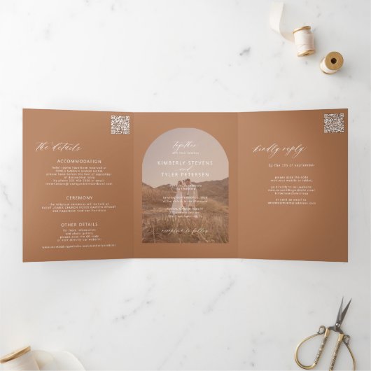 Boho terracotta arch photo QR code wedding 三つ折り招待状 (内部)