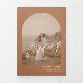 Boho terracotta arch photo QR code wedding 三つ折り招待状 (カバー)